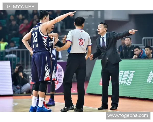杨瀚森扣篮引全场欢呼期待他在赛场上大放异彩
